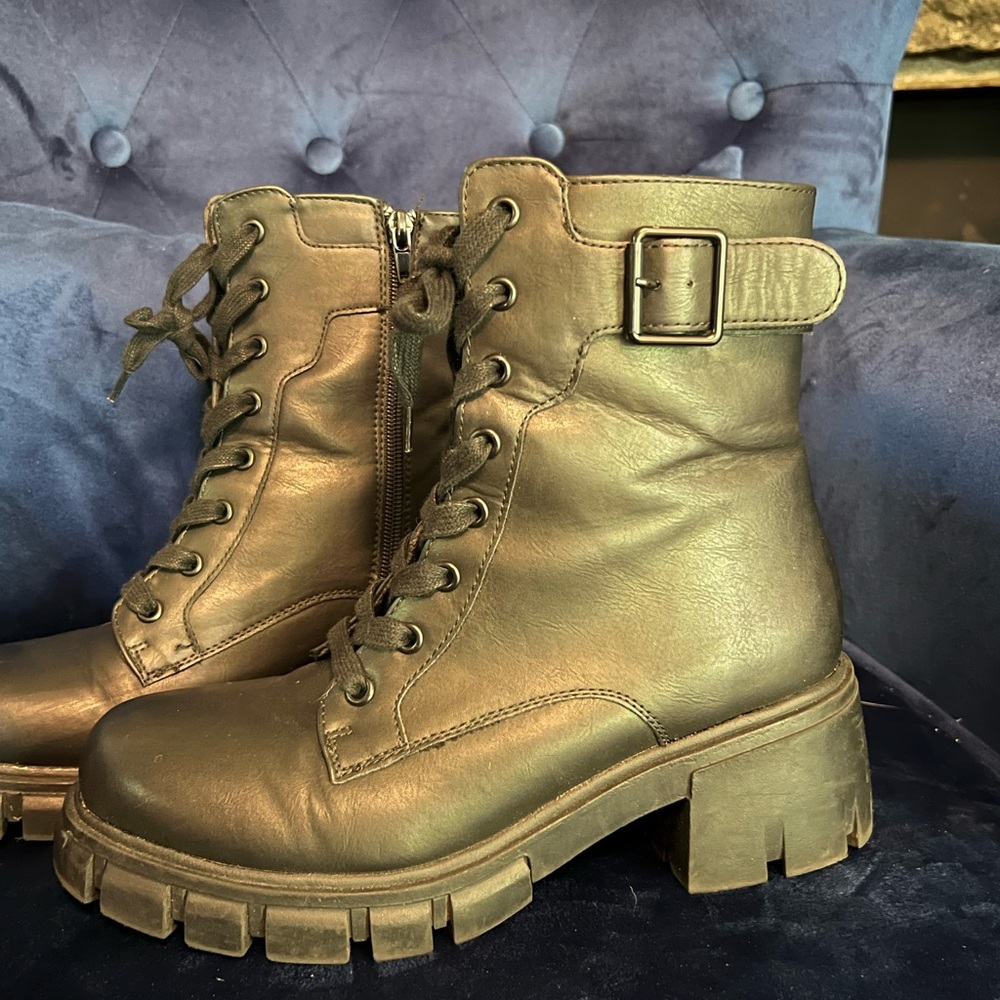 MIA size 8 ankle combat & lace-up boots